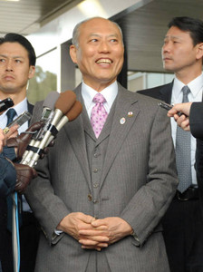 当選から一夜明け、記者の質問に答える舛添要一氏＝１０日、東京都渋谷区のＮＨＫで（中嶋大撮影）