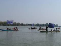 住民によるダム建設抗議デモ