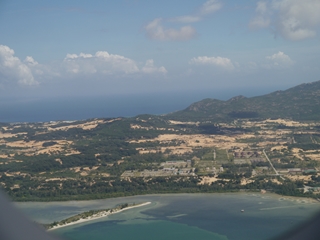 緑の中に砂地が広がる景観
