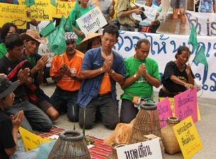 Thai opponents of Laos's Xayaburi dam demonstrate outside the court in Bangkok where villagers filed a suit to stop Thailand from buying the project's electricity, Aug. 7, 2012.