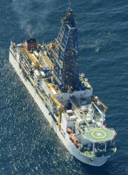 メタンハイドレートからのガス分離作業を開始した地球深部探査船「ちきゅう」＝１２日午前１０時２０分、愛知県沖で共同通信社ヘリから