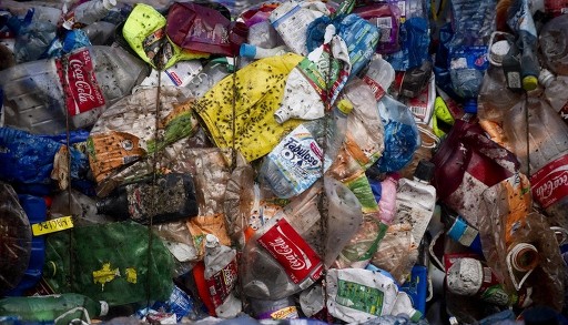 メキシコの首都メキシコ市（Mexico City）のごみ廃棄場に捨てられたペットボトル（2012年1月18日撮影）。