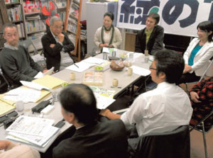予備選に向けて開かれた緑の党の公開討論会＝先月３０日、千葉県松戸市で
