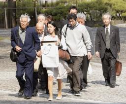 最高裁に入る原告の溝口秋生さん（最前列左）ら＝１６日午後