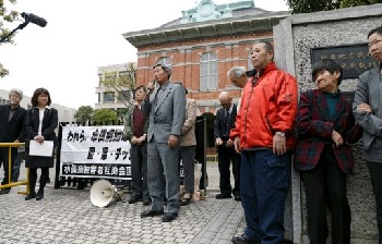 判決前集会に臨む原告や支援者ら。マイクを握るのが佐藤英樹原告団長＝３１日正午すぎ、熊本市の熊本地裁（岩崎健示）