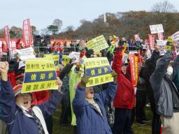 　「指定廃棄物」の最終処分場候補地撤回を求め、反対集会で気勢を上げる市民ら＝２日午前、栃木県矢板市