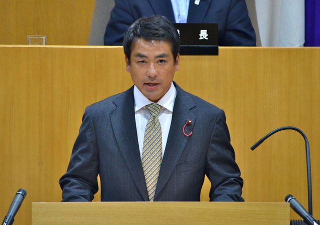 質問をする桃野区議