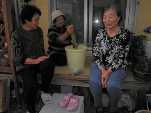季節の野菜を分け合う浪江町のお年寄りたち。仮設住宅の寂しい生活を少しでも紛らわせようとしている＝２４日、福島市飯坂町で（佐藤直子撮影）