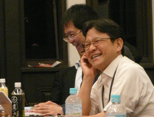 .参院選に向けて会合への出席を重ねる「緑茶会」代表の竹村英明さん（手前）＝横浜市内で２０１３年６月１０日午後７時５７分、本多健撮影