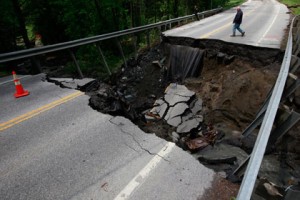 交通網寸断　豪雨に見舞われて道路が崩壊することも（バーモント州、2011年）　Andrew Kelly-Reuters