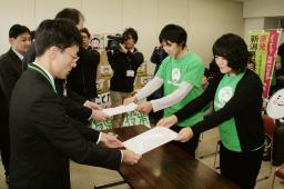 　東京電力柏崎刈羽原発の再稼働の是非を問う県民投票条例制定を求め、有効署名を提出する市民団体のメンバー＝２５日午前、新潟県庁