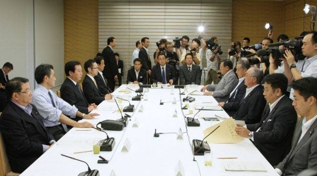国家戦略会議の会合に臨む野田首相(18日午後、首相官邸)