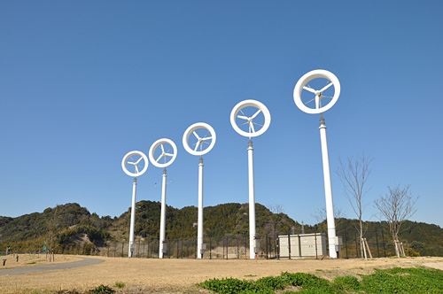 現在九州大学伊都キャンパスに設置されている「風レンズ風車」。高さは13.4メートル、風車本体の直径は3.4メートル、定格出力は5キロワット
