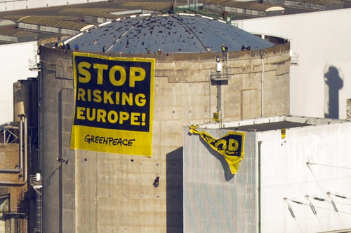 フランスのフェッセンハイムの原発に侵入したグリーンピースの活動家が掲げた反原発の温暖幕