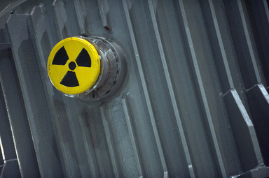 放射性廃棄物が入れられたコンテナに付けられた放射線マーク。ドイツ北東部グライフスヴァルト（Greifswald）近郊ルブミン（Lubmin）の旧原子力発電所で撮影（2011年7月25日）。