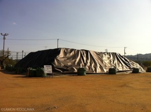 福島県内の仮置き場。こんなんじゃあ、台風・竜巻などで飛散・拡散しそうだな
