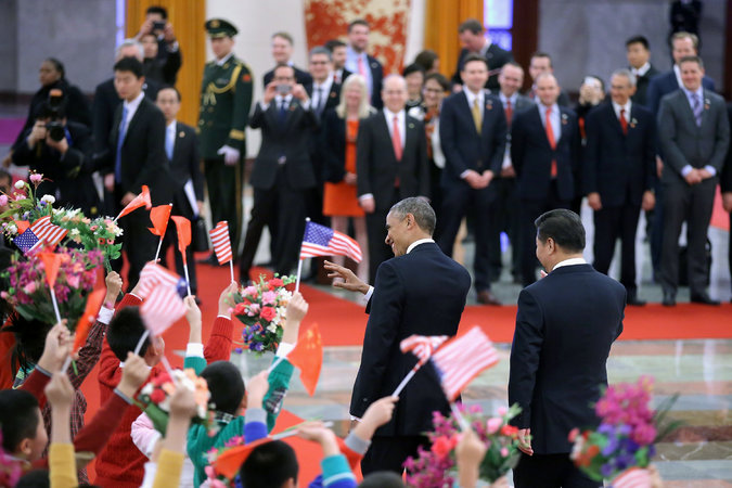 歓迎式典に臨むオバマ米大統領（左）と中国の習近平国家主席＝１２日、北京の人民大会堂