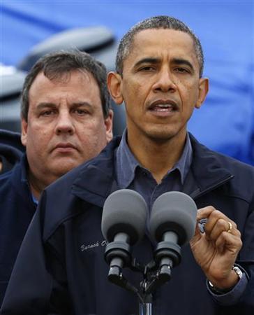 １０月３１日、オバマ米大統領（右）は、米東部を襲ったハリケーン「サンディ」の被害が特に大きかったニュージャージー州を訪れ、同州のクリスティ知事（左）とともに被害状況を視察した（２０１２年　ロイター／Larry Downing）