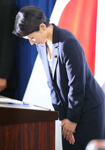 政治資金問題で記者会見し、謝罪する小渕優子経産相＝経産省で２０１４年１０月２０日午前９時４２分、長谷川直亮撮影