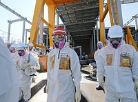 福島原発を視察する小渕優子経産相