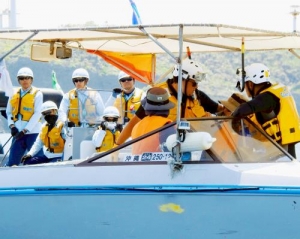 抗議する市民の船に乗り込む海上保安官＝１５日、名護市辺野古の海上