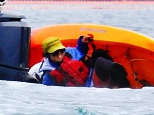 ライフジャケットをつかんで転覆させた。