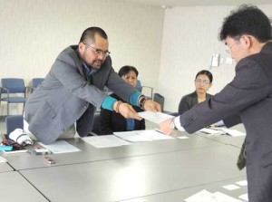 外務省沖縄事務所の山田俊司首席所員に抗議・要請文を手渡す松島泰勝・琉球民族独立総合学会共同代表＝３日、那覇市の同事務所