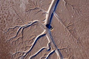 干上がったコロラド川デルタに打ち捨てられたボートが、長い影を落としている。全世界の海と陸の温度を分析し直した結果、温暖化は停滞していないことが明らかになった。（PHOTOGRAPH BY PETE MCBRIDE, NATIONAL GEOGRAPHIC CREATIVE）