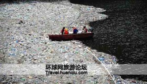 太平洋には世界最大の「ゴミの島」が浮かんでいる。海洋学の専門家によると、米国のカリフォリア州とハワイの間の「太平洋ゴミベルト」はこの10年で体積が倍増し、プラスチックゴミは1億トンに上るという。