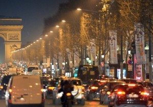 仏パリのシャンゼリゼ通り（Champs Elysee）を走行する多くの自動車（2014年3月13日撮影）。