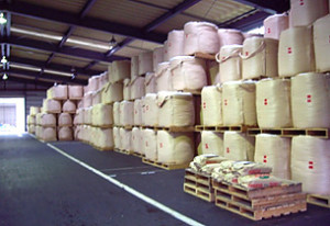 バイオ発電の燃料となる木質ペレットの保管状況