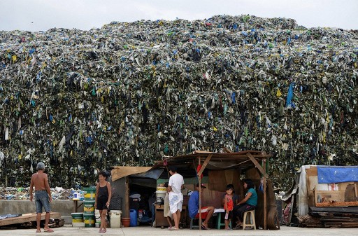 フィリピンの首都マニラ（Manila）のごみ捨て場（2013年6月19日撮影）。