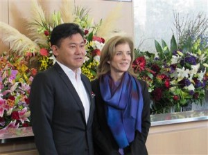 楽天本社を訪問したケネディ駐日米大使（右）と記念撮影に応じる三木谷浩史楽天会長兼社長＝6日、東京都品川区