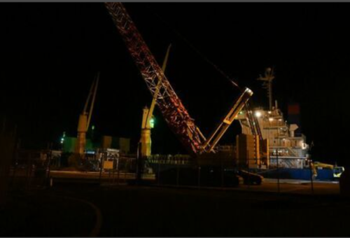 唐津港で接岸作業中に罪に火災を起こした貨物船（佐賀新聞の夜間の撮影を転載）