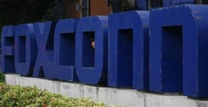 １０月１７日、台湾の鴻海精密工業の子会社で米アップルの最大の生産委託先である富士康科技集団（フォックスコン・テクロノジー・グループ）は、最年少で１４歳の労働者を中国工場で雇用していたことを認めた。写真は２０１０年５月、広東省のフォックスコン工場で撮影（２０１２年　ロイター／Bobby Yip）