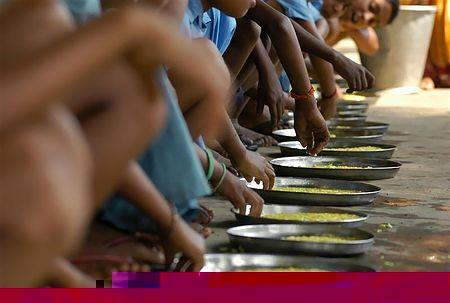 乳幼児支援センターで食事する子どもたち（２００９年４月９日、インド・ガンジー村）