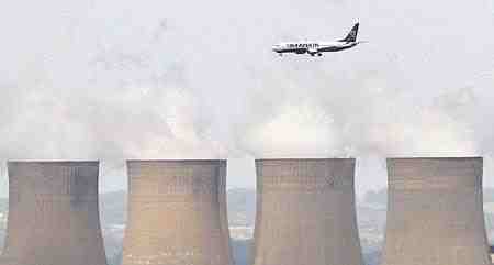 発電所の上空を飛ぶ航空機（２００８年７月１日、英ノッティンガムシャー州）