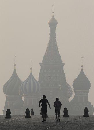 周辺の森林火災によるスモッグに覆われた猛暑のモスクワ（２０１０年８月２日、ロシア・モスクワ）