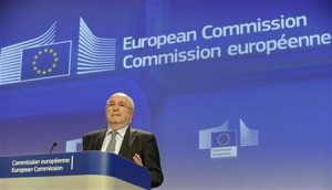 １２月５日、欧州委はテレビやモニター用のブラウン管について、過去１０年にわたり価格カルテルを結んだとして、パナソニックや東芝を含む６社に対し、過去最高となる総額１４億７０００万ユーロの制裁金を科した。写真はブリュッセルで制裁に関し記者会見するアルムニア欧州委・副委員長（２０１２年　ロイター/Laurent Dubrule)