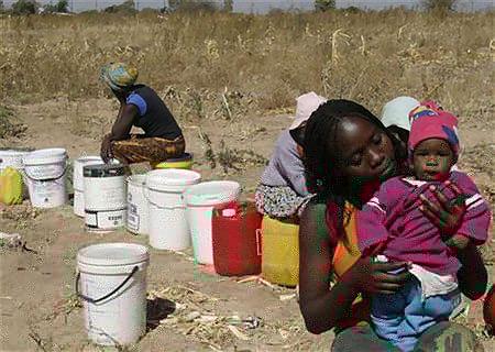 井戸水確保のために列を作る女性たち（２００７年８月２１日、ジンバブエ・ブラワヨ）