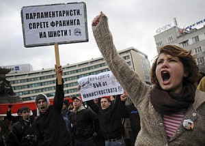 フラッキング反対を叫ぶ女性（２０１２年１月１４日、ブルガリア・ソフィア）