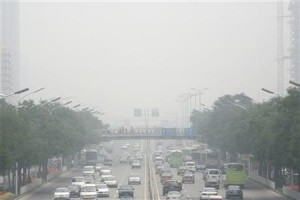 ６月５日、中国環境保護省の呉暁青次官は、同国にある外国の大使館が独自に大気汚染度を測定し結果を公表していることについて、違法であり中止されるべきだと述べた。北京で２００８年６月撮影（２０１２年　ロイター/Claro Cortes）