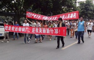 街頭で銅合金工場反対のデモ行進をする住民（２０１２年７月３日、中国四川省什ホウ市）