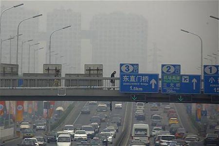 大気汚染の深刻な北京の幹線道路上にかかる歩道橋（１２年６月６日、中国北京）