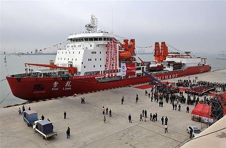 天津港に停泊する中国の砕氷船「雪竜」（２０１１年１１月３日、中国天津）（チャイナ・デーリー提供）