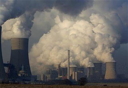 もうもうと煙を吐く石炭火力発電所（１２年２月１０日、ドイツ・ノイラート）