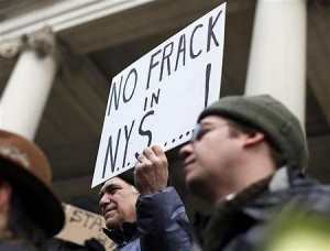 フラッキングに反対する市民（１０年１月４日、米ニューヨーク)Reuters