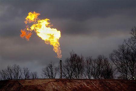 フラッキング法で採掘されたガスのフレア（２０１２年１月９日、米ペンシルベニア州ブラッドフォード郡）