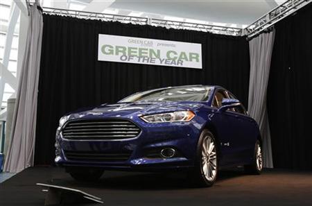 １１月２９日、米自動車大手フォードの中型セダン「フュージョン」が、米専門誌グリーンカー・ジャーナルの「２０１３　グリーンカー・オブ・ザ・イヤー」に選ばれた。写真はロサンゼルスで撮影（２０１２年　ロイター／Mario Anzuoni）