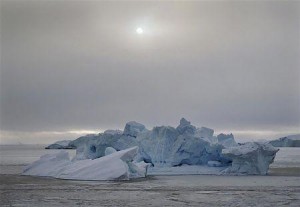 海氷の間に浮く氷山（２０１０年３月１８日、グリーンランド・ウマナック）